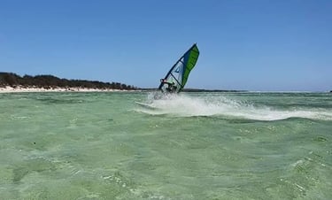 Windsurf à la Baie de Sakalava à Diego-Suarez Madagascar devant l’Ocean Lodge