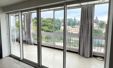 Grande baie vitrée coulissante en alu.