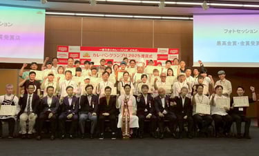 カレーパングランプリ2025授賞式で賞状を手に集合する受賞者たちの記念写真｜堺市のニュースならサカイタイムズ