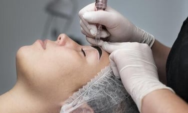 Esteticista profesional realizando un procedimiento de microblading en el rostro