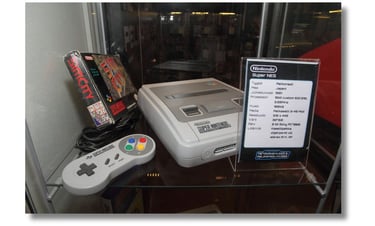Versão europeia do painel de controle do Super NES no Museu de Computadores e Videogames de Helsinqu