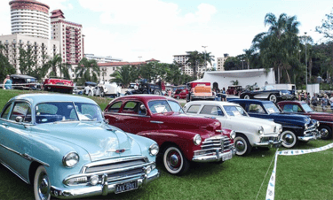 Encontro de carros antigos em Lindoia