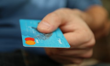 Une main tend une carte de paiement