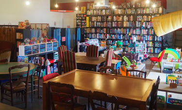 Espace restauration et de jeu : 746 jeux de société et jouets pour tous les âges et tous les goûts. 