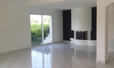 un salon avec une porte-fenêtre et une cheminée