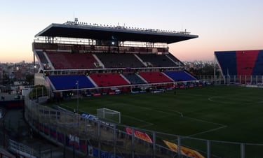 Vista da Platea Norte do Estadio Nuevo Gasómetro, em Buenos Aires, durante partida de futebol.