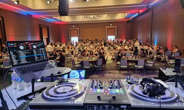 platine dj et un ordinateur avec des invités en arrière plan