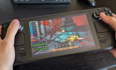 Steam Deck 2 es sostenido por alguien que esta jugando, se ve parcialmente la parte de una mesa de fondo