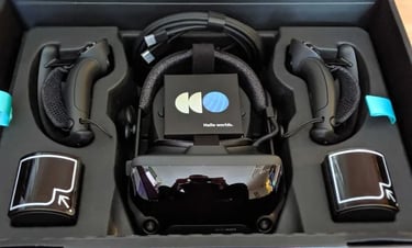 se muestra un kit de casco de realidad virtual valve dentro de una balija o caja