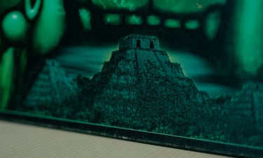 Priartintas ant žaidimo dėžutės esančios šventyklos vaizdas