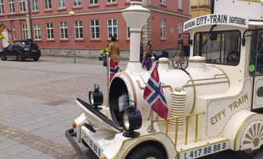 Passeio por Kristiansand no trenzinho turístico tradicional.