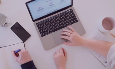 Réunion entre deux personnes qui analysent des résultats.