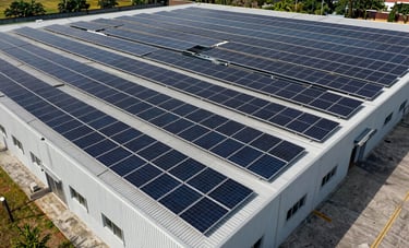 Wide-angle photography of a commercial warehouse in a Colombian industrial zone, its large roof covered with organized rows of solar panels. Professional lighting, sophisticated atmosphere, emphasizing the reliability and high quality of solar infrastructure for industry.