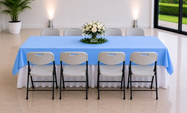 Mesa rectangular con 10 sillas blancas para eventos en el regufio