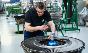 Valokuva työntekijän teollisuusalalla yrityksen markkinointia varten