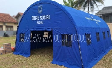Tenda bantuan darurat berwarna biru berukuran besar milik Dinas Sosial, dengan atap melengkung.