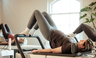 Intensief werken aan kracht en stabiliteit op de reformer bij Intens Pilates Bergen op Zoom