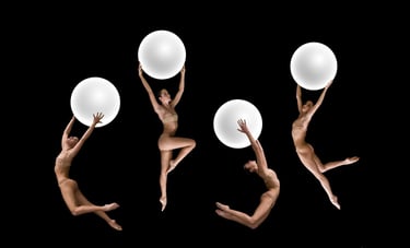 No Gravity Theatre con sfere bianche in movimento coreografico