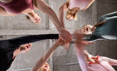 groupe de personnes unies par les mains en cercle