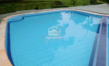 Kolam renang over flow di halaman depan rumah.