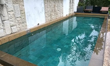 kolam renang buatan dayanapool di abndung dengan finishing batu alam sukabumi hijau