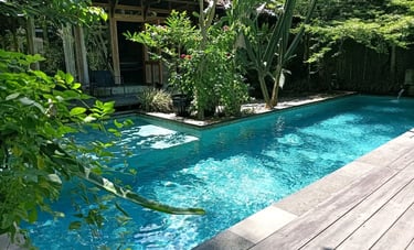 kolam renang buatan dayanapool di abndung dengan finishing batu alam sukabumi hijau
