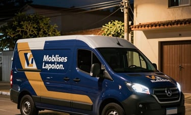 Photography of a mobile locksmith service van with professional deep blue and amber branding parked at night under a street lamp in a South American / Brazilian residential neighborhood. Atmospheric lighting, sense of reliability.