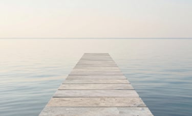 muelle de madera sobre el mar en calma