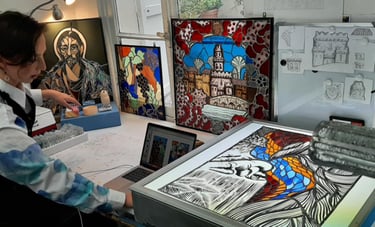 L'artiste Édith Théret au travail dans son atelier parisien, entourée de ses créations en verre.