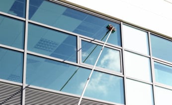Nettoyage de vitres en hauteur par M&M Services Pro à  Bois-Guillaume