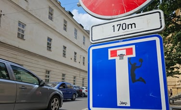 Détournement de panneaux de signalisation représentant un basketteur sur un panneau sans issue.