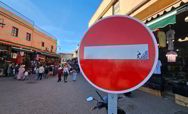 Détournement de panneaux de signalisation représentant un homme détruisant un mur sur sens interdit