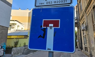 Détournement de panneaux de signalisation représentant un basketteur sur un panneau sans issue.