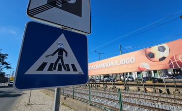 Street art sur panneau de signalisation représentant un Stormtrooper sur un panneau piéton à Lisboa