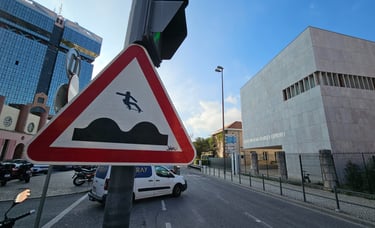 Street art sur panneau de signalisation représentant un skateur sur un dos d'ane à Lisbonne