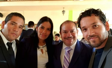Joan Méndez y tres personas en una presentación de proyectos de negocios