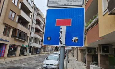 Street art sur panneau de signalisation représentant Charlie Chaplin sur un panneau dos d'äne