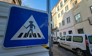 Street art sur panneau de signalisation représentant Yoda sur un panneau piéton à Lisbonne.
