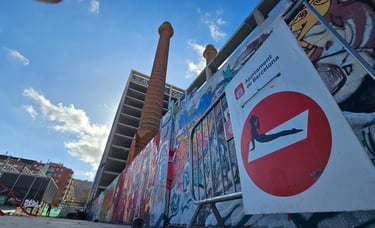 Street art sur panneau de signalisation représentant une femme faisant du yoga