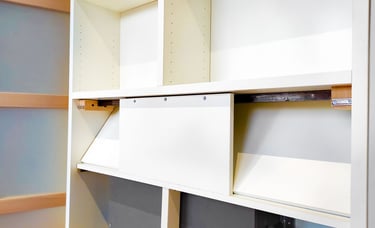 Meuble clim intégré Shelfi – Saint-Cloud – mélaminé blanc – optimisation circulation d’air