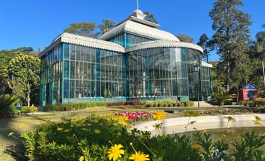 Monumento histórico Palácio de Cristal cercado por jardins em Petrópolis.