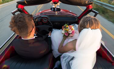 Sposi che guidano in libertà il nostro maggiolone rosso d'epoca.