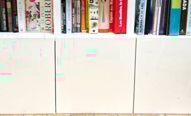 Niches bibliothèque sur mesure sous combles Shelfi – La Garenne-Colombes – mélaminé blanc