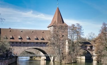 Historische Brücke und Turm an der Pegnitz in Nürnberg – typische Altstadtarchitektur und Wohnlage.