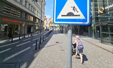 Street art sur panneau de signalisation représentant un skateur sur un dos d'ane à Lisbonne