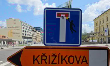 Détournement de panneaux de signalisation représentant un basketteur sur un panneau sans issue.