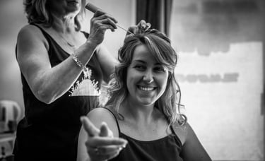 photo de la coiffure lors des préparatifs du mariage, noir et blanc