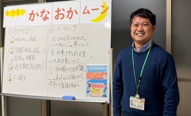自助会の代表・奥田雅史さんがホワイトボードの前に立っている様子｜堺市のニュースならサカイタイムズ