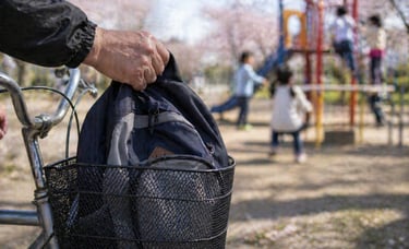 前かごに置いたままの荷物を盗ろうとしている人物の手のイメージ画像|堺市のニュースならサカイタイムズ