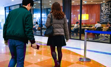 女性の後ろを追いスマホ向ける事案のイメージ画像｜堺市のニュースならサカイタイムズ